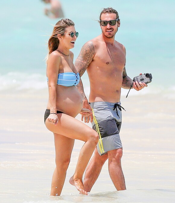 Exclusif - Audrina Patridge (enceinte) avec son compagnon Corey Bohan se relaxent sur une plage de Hawaï le 14 Avril 2016.