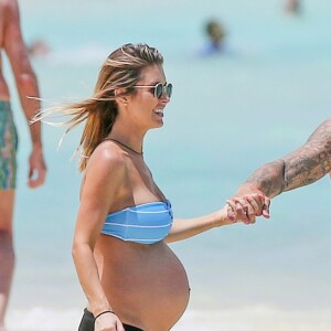 Exclusif - Audrina Patridge (enceinte) avec son compagnon Corey Bohan se relaxent sur une plage de Hawaï le 14 Avril 2016.