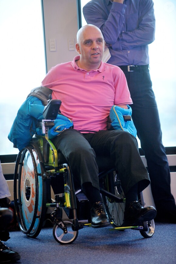 Philippe Croizon lors de la conférence de presse de présentation et de la signature de la première charte visant à favoriser la formation et l'insertion professionnelles des personnes handicapées dans le secteur audiovisuel au siège du CSA à Paris, le 11 février 2014.