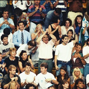 Bernard Tapie et son fils Stéphane en 1993 lors de la victoire de l'OM - Vitrolles en Ligue des champions de handball, à Marseille.