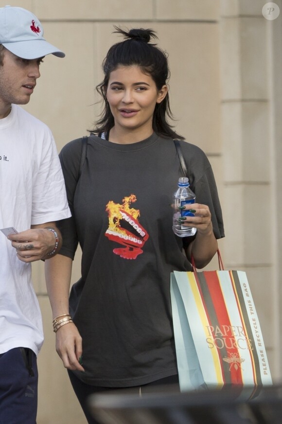 Exclusif - Kylie Jenner avec un ami dans les rues Calabasas, le 12 septembre 2017, quelques jours avant l'annonce de sa grossesse.