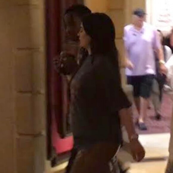 Exclusif - Kylie Jenner et Travis Scott rentrent à l'hôtel à Las Vegas. Kylie porte un jean avec des baskets et un t-shirt très ample qui laisse deviner son début de baby bump... Le 23 septembre 2017 