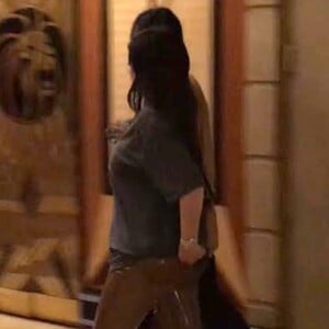 Exclusif - Kylie Jenner et Travis Scott rentrent à l'hôtel à Las Vegas. Kylie porte un jean avec des baskets et un t-shirt très ample qui laisse deviner son début de baby bump... Le 23 septembre 2017