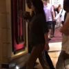 Exclusif - Kylie Jenner et Travis Scott rentrent à l'hôtel à Las Vegas. Kylie porte un jean avec des baskets et un t-shirt très ample qui laisse deviner son début de baby bump... Le 23 septembre 2017