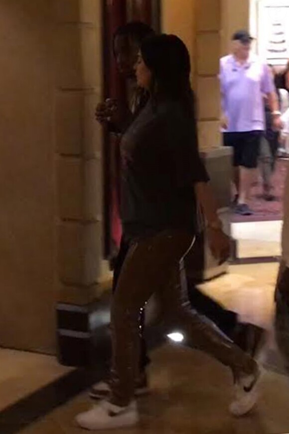 Exclusif - Kylie Jenner et Travis Scott rentrent à l'hôtel à Las Vegas. Kylie porte un jean avec des baskets et un t-shirt très ample qui laisse deviner son début de baby bump... Le 23 septembre 2017