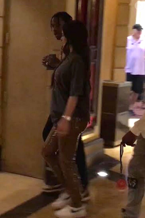 Exclusif - Kylie Jenner et Travis Scott rentrent à l'hôtel à Las Vegas. Kylie porte un jean avec des baskets et un t-shirt très ample qui laisse deviner son début de baby bump... Le 23 septembre 2017