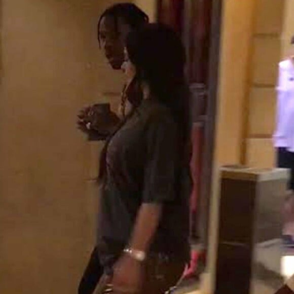 Exclusif - Kylie Jenner et Travis Scott rentrent à l'hôtel à Las Vegas. Kylie porte un jean avec des baskets et un t-shirt très ample qui laisse deviner son début de baby bump... Le 23 septembre 2017