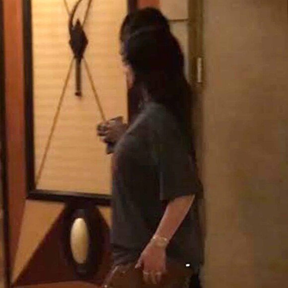 Exclusif - Kylie Jenner et Travis Scott rentrent à l'hôtel à Las Vegas. Kylie porte un jean avec des baskets et un t-shirt très ample qui laisse deviner son début de baby bump... Le 23 septembre 2017