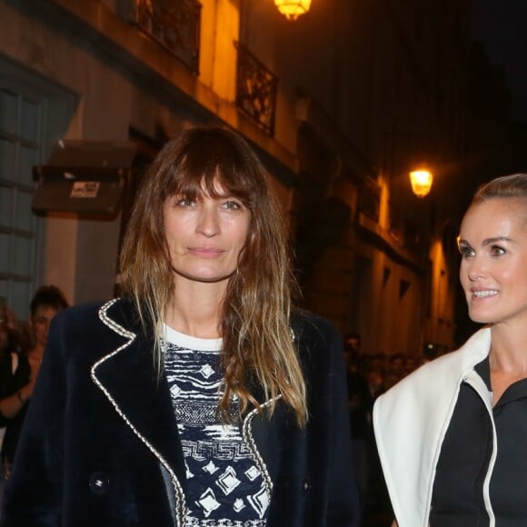 Caroline de Maigret et Laeticia Hallyday - Arrivée au défilé et l'aftershow Jacquemus lors de la Fashion Week Printemps/Ete 2018 de Paris au musée National Picasso à Paris, France, le 25 septembre 2017. © CVS-Veeren/Bestimage