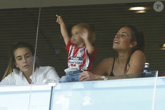 Erika Griezmann et sa fille Mia dans les tribunes lors du match de Liga Atletico de Madrid contre Sevilla FC au stade Wanda Metropolitano à Madrid, Espagne, le 22 septembre 2017.