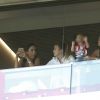 Erika Griezmann et sa fille Mia dans les tribunes lors du match de Liga Atletico de Madrid contre Sevilla FC au stade Wanda Metropolitano à Madrid, Espagne, le 22 septembre 2017.