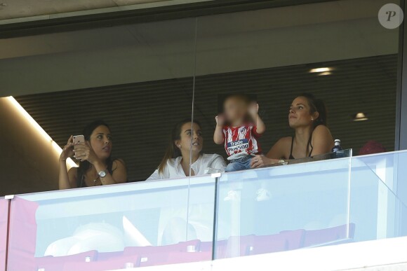 Erika Griezmann et sa fille Mia dans les tribunes lors du match de Liga Atletico de Madrid contre Sevilla FC au stade Wanda Metropolitano à Madrid, Espagne, le 22 septembre 2017.