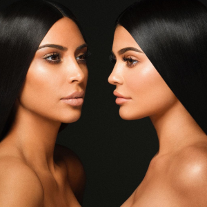 Kim Kardashian et Kylie Jenner sur la photo de campagne de leur collaboration KKW X KYLIE (avril 2017).