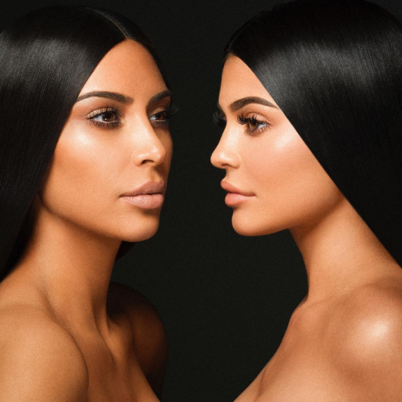 Kim Kardashian et Kylie Jenner sur la photo de campagne de leur collaboration KKW X KYLIE (avril 2017).
