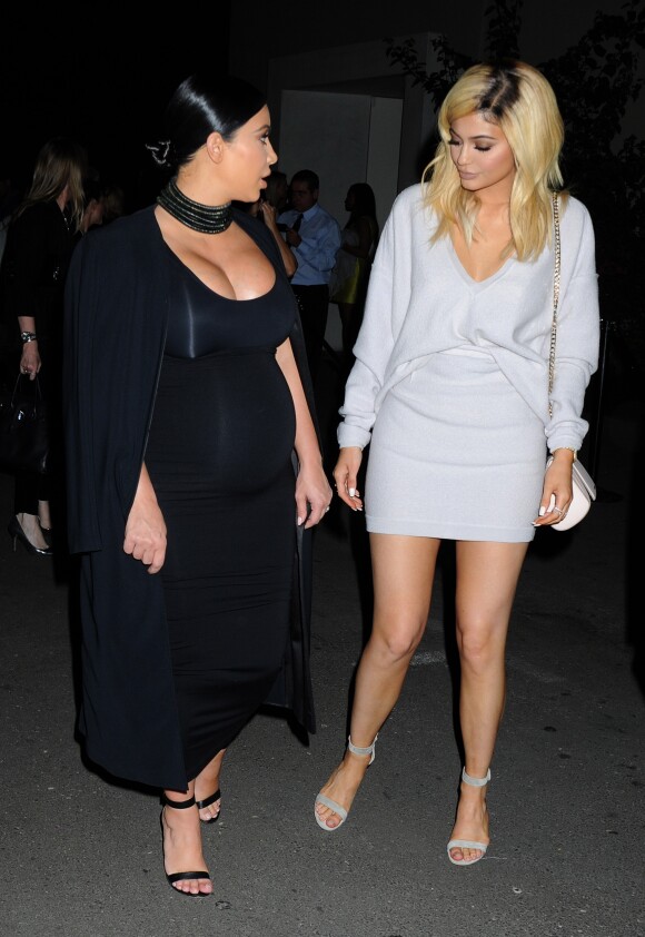 Kim Kardashian et Kylie Jenner à la soirée d'anniversaire des 50 ans du magazine Cosmopolitan à Los Angeles le 12 octobre 2015