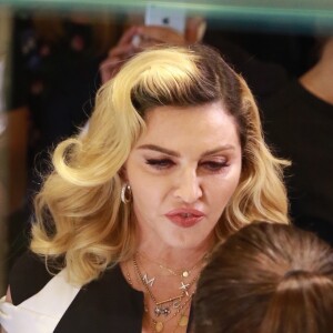 Madonna présente sa gamme de cosmétiques "MDNA SKIN" à Barney's New York sur Madison Avenue à New York, le 26 septembre 2017.