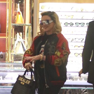 Madonna présente sa gamme de cosmétiques "MDNA SKIN" à Barney's New York sur Madison Avenue à New York, le 26 septembre 2017.