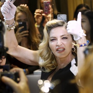 Madonna présente sa gamme de cosmétiques "MDNA SKIN" à Barney's New York sur Madison Avenue à New York, le 26 septembre 2017.