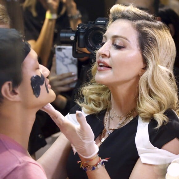 Madonna présente sa gamme de cosmétiques "MDNA SKIN" à Barney's New York sur Madison Avenue à New York, le 26 septembre 2017.