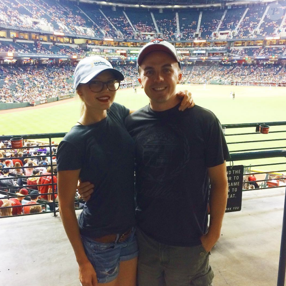 Frankie Muniz sur le compte Instagram de sa petite-amie Paige Price depuis le printemps 2017. L'acteur vient de confirmer leur romance.