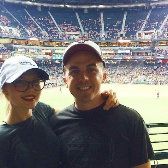 Frankie Muniz sur le compte Instagram de sa petite-amie Paige Price depuis le printemps 2017. L'acteur vient de confirmer leur romance.