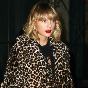 Taylor Swift porte un manteau imprimé léopard dans le quartier de Lower Manhattan à New York, le 7 novembre 2016.