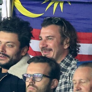 Michaël Youn et Kev Adams assistent au match de Champions League "PSG - Bayern Munich (3-0)" au Parc des Princes à Paris, le 27 septembre 2017. © Cyril Moreau/Bestimage