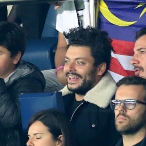 Michaël Youn et Kev Adams assistent au match de Champions League "PSG - Bayern Munich (3-0)" au Parc des Princes à Paris, le 27 septembre 2017. © Cyril Moreau/Bestimage