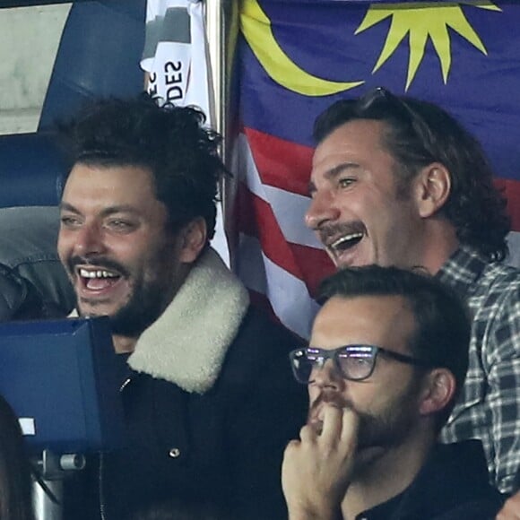 Michaël Youn et Kev Adams assistent au match de Champions League "PSG - Bayern Munich (3-0)" au Parc des Princes à Paris, le 27 septembre 2017. © Cyril Moreau/Bestimage