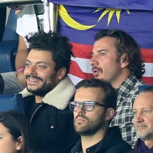 Michaël Youn et Kev Adams assistent au match de Champions League "PSG - Bayern Munich (3-0)" au Parc des Princes à Paris, le 27 septembre 2017. © Cyril Moreau/Bestimage