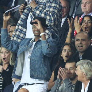 Pascal Obispo et sa femme Julie Hantson, Pierre Ménès, Lenny Kravitz, Naomi Campbell, Robin Wright, Nasser Al-Khelaïfi assistent au match de Champions League "PSG - Bayern Munich (3-0)" au Parc des Princes à Paris, le 27 septembre 2017. © Cyril Moreau/Bestimage