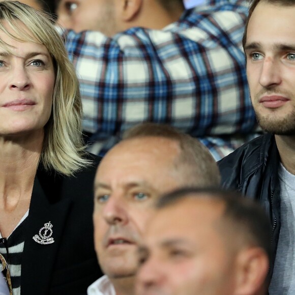 Robin Wright et son fils Hopper Jack assistent au match de Champions League "PSG - Bayern Munich (3-0)" au Parc des Princes à Paris, le 27 septembre 2017. © Cyril Moreau/Bestimage