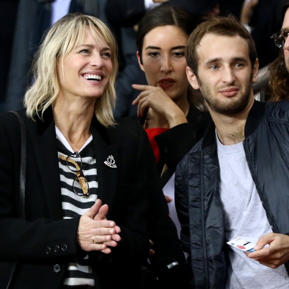 Jacques-Antoine Granjon, Robin Wright et son fils Hopper Jack assistent au match de Champions League "PSG - Bayern Munich (3-0)" au Parc des Princes à Paris, le 27 septembre 2017. © Cyril Moreau/Bestimage