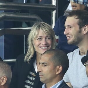 Robin Wright et son fils Hopper Jack assistent au match de Champions League "PSG - Bayern Munich (3-0)" au Parc des Princes à Paris, le 27 septembre 2017. © Cyril Moreau/Bestimage