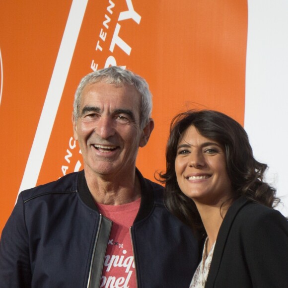 Raymond Domenech et sa compagne Estelle Denis - Photocall de la soirée des joueurs "Roland-Garros 2016" au Petit Palais à Paris le 19 mai 2016.