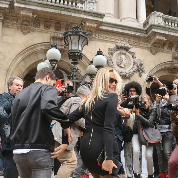 Estelle Lefébure arrivant au défilé de mode printemps-été 2018 "Balmain" à l'Opéra Garnier à Paris. Le 28 septembre 2017 © CVS-Veeren / Bestimage