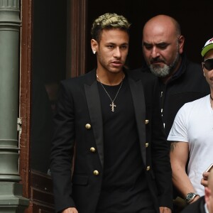 Neymar Jr et Alessandra Ambrosio à l'issue du défilé de mode printemps-été 2018 "Balmain" à l'Opéra Garnier à Paris. Le 28 septembre 2017.