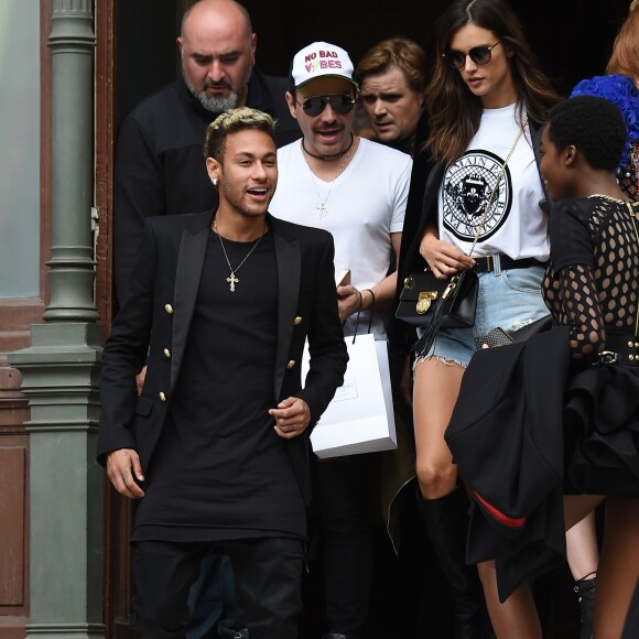 Neymar Jr, Alessandra Ambrosio et Maria Borges à l'issue du défilé de mode printemps-été 2018 "Balmain" à l'Opéra Garnier à Paris. Le 28 septembre 2017.