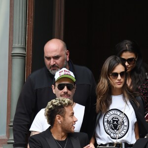 Neymar Jr, Alessandra Ambrosio et Maria Borges à l'issue du défilé de mode printemps-été 2018 "Balmain" à l'Opéra Garnier à Paris. Le 28 septembre 2017.