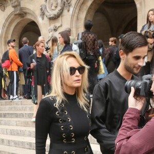 Estelle Lefébure à l'issue du défilé de mode printemps-été 2018 "Balmain" à l'Opéra Garnier à Paris. Le 28 septembre 2017 © CVS-Veeren / Bestimage People leaving the Balmain fashion show Spring-Summer 2018 at the Opera Garnier in Paris. On September 28th 201728/09/2017 -