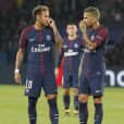 Neymar Jr et Dani Alves lors du match Paris Saint-Germain (PSG) - FC Bayern Munich au Parc des Princes. Paris, le 27 septembre 2017.