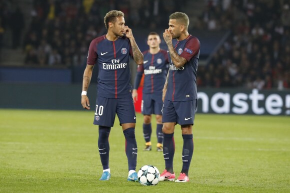 Neymar Jr et Dani Alves lors du match Paris Saint-Germain (PSG) - FC Bayern Munich au Parc des Princes. Paris, le 27 septembre 2017.