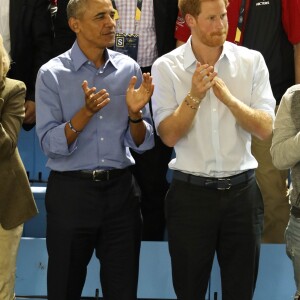 Joe Biden, Jill Biden, Barack Obama et le prince Harry dans les tribunes des Invictus Games à Toronto, le 29 septembre 2017.