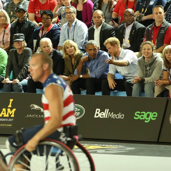 Joe Biden, Jill Biden, Barack Obama et le prince Harry dans les tribunes des Invictus Games à Toronto, le 29 septembre 2017.