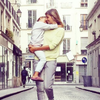 Alexandra Rosenfeld : Maman blagueuse et attendrie devant sa fille endormie