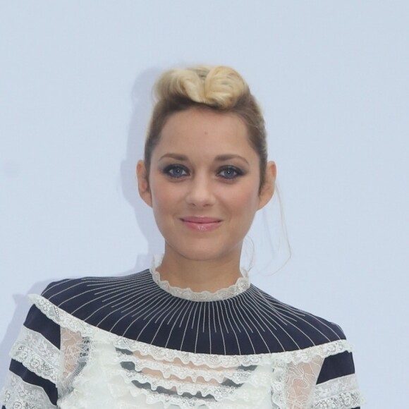 Semi-exclusif - Marion Cotillard au photocall du défilé de mode Valentino collection prêt-à-porter Printemps/Eté 2018 lors de la fashion week à Paris le 1er octobre 2017.