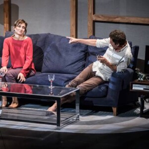 Julie Gayet et Patrick Catalifo dans "Rabbit Hole, Univers Parallèles" de David Lindsay-Abaire, mis en scène par Claudia Stavisky, au Théâtre des Célestins à Lyon jusqu'au 8 octobre 2017.