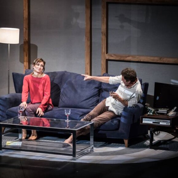 Julie Gayet et Patrick Catalifo dans "Rabbit Hole, Univers Parallèles" de David Lindsay-Abaire, mis en scène par Claudia Stavisky, au Théâtre des Célestins à Lyon jusqu'au 8 octobre 2017.