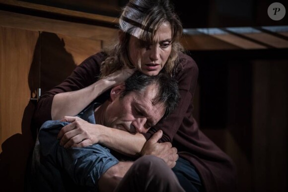 Julie Gayet et Patrick Catalifo dans "Rabbit Hole, Univers Parallèles" de David Lindsay-Abaire, mis en scène par Claudia Stavisky, au Théâtre des Célestins à Lyon jusqu'au 8 octobre 2017.