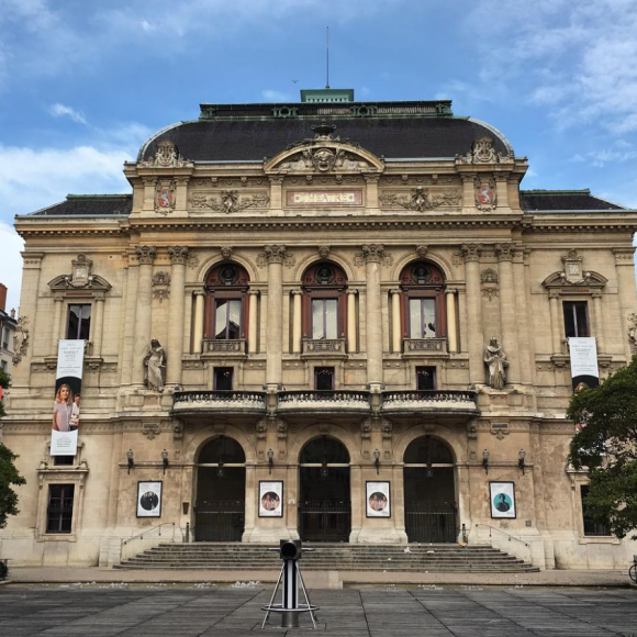 Julie Gayet poste une photo du Théâtre des Célestins à Lyon, dimanche 1er octobre 2017. La comédienne y joue "Rabbit Hole, Univers Parallèles" de David Lindsay-Abaire, mis en scène par Claudia Stavisky.